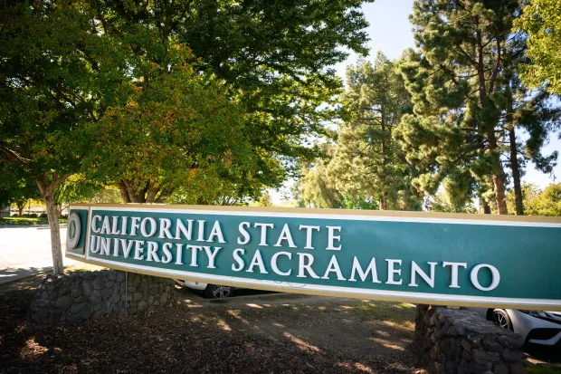 The Sacramento State campus sign is large and curved on campus.