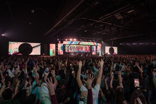 Students worshiping at Urbana 25