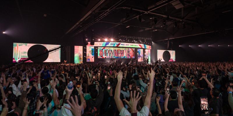 Students worshiping at Urbana 25